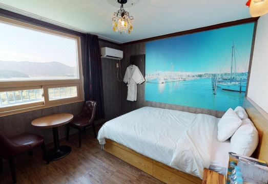 강화도 해안도로를 달리는 차량 이미지