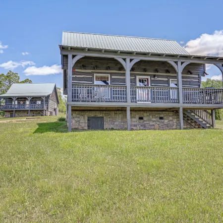 2 Mi to Mabry Mill: Mtn-view Cabin w/ Porch!