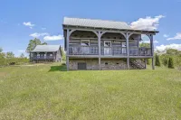 2 Mi to Mabry Mill: Mtn-view Cabin w/ Porch! - Homestays
