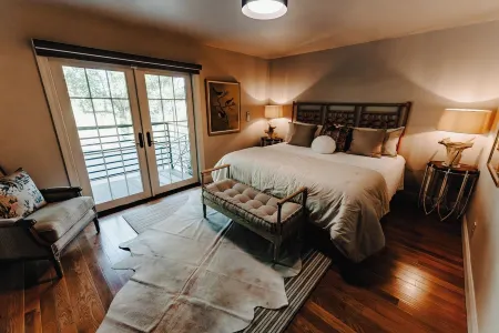 Spacious lakeview lodge on Lake Cumberland with WiFi, AC