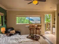 The Fraser River's Edge B&B Lodge فنادق في تشيليواك
