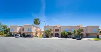 10 Marinha Two Bed Apt At Award Wining Beach Отели рядом с достопримечательностью «Serenity - Centro do bem-estar»