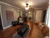 Elm Circle Cozy Cottage walking distance to Downtown.