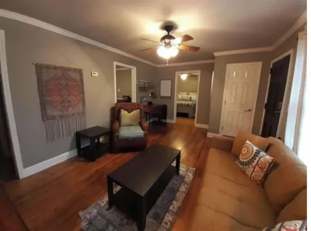 Elm Circle Cozy Cottage walking distance to Downtown.