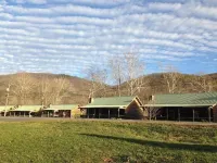 Charming 3-Bedroom 5 Bed Hottub Cabin WiFi in Scenic Seneca Rocks West Virginia 彭德爾頓縣酒店