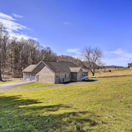 Pet-Friendly Abingdon Abode w/ Yard & Grill!