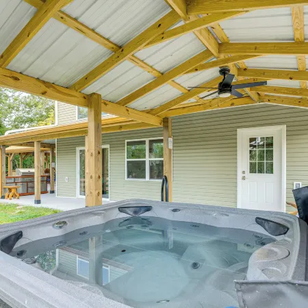 Waterfront Escape in Cub Run w/ Deck & Hot Tub!
