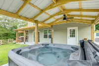 Waterfront Escape in Cub Run w/ Deck & Hot Tub! - 3 tähden