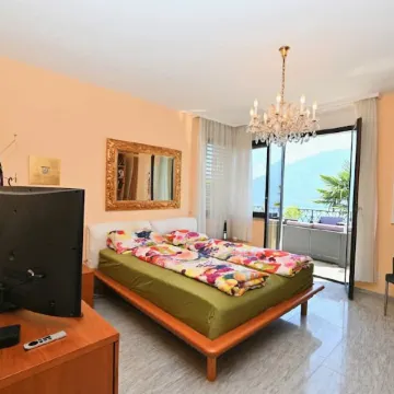 Magnificent villa with indoor pool and prime lake view location Отели в г. Минузио