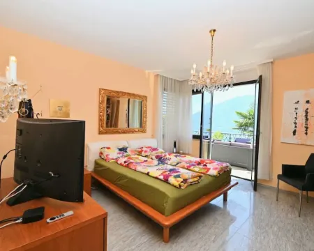 Magnificent villa with indoor pool and prime lake view location Hotels in Minusio