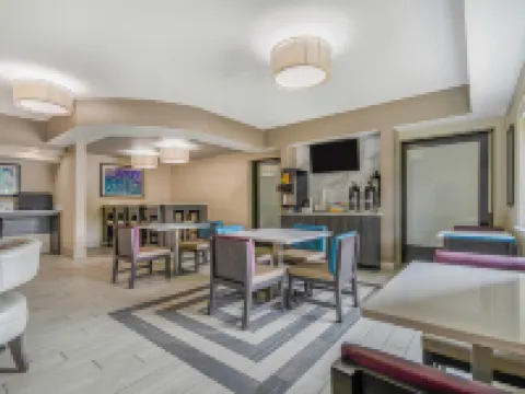 La Quinta Inn & Suites by Wyndham Batavia Hotels in Genesee County