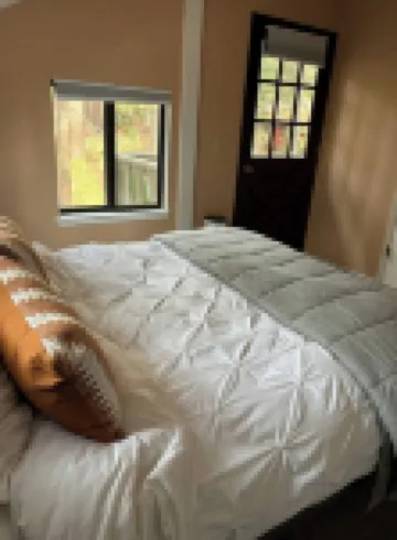 Quiet 1 Bdrm walk to beach & trails.  Close to ski areas.