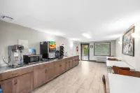 Super 8 by Wyndham Lantana West Palm Beach Отели в г. Бойнтон Бич