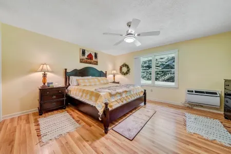 Clean, Convenient and Comfortable 3BR home Отели в г. Henry County