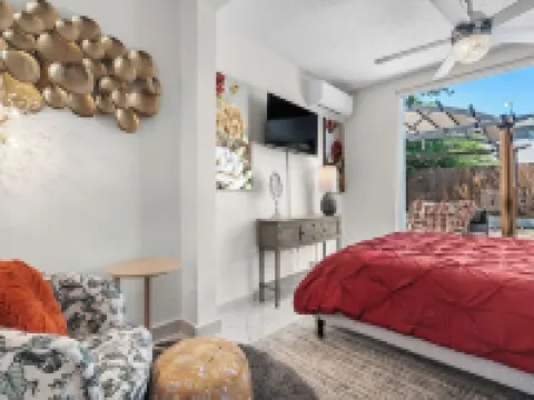 Levittown Onyx: A Jazzy 2-Bedroom Apartment in Toa Baja with WiFi, AC Hotels in Levittown