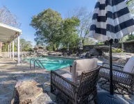 迷人的哥倫布度假屋 三臥室 帶泳池和遊戲