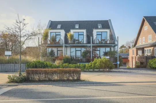 Apartment with sea view, 30 meters to the beach