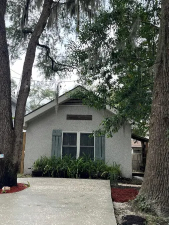 Quaint, quiet tabby cottage under the live oaks Mid Island St. Simons Near Food