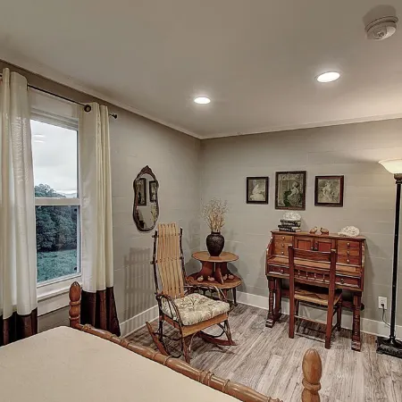 Charming 4-bedroom farmhouse in Shady Valley, TN with breathtaking view