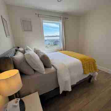 Modern Plushy 3-Bedroom Getaway Rooms