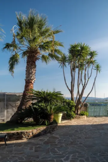 Vacation home right on the water, ideal for families and water sports enthusiasts.