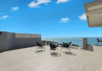 3 Bedroom Beachfront Penthouse w/Epic Rooftop & Ocean Views Hotels in Pialba