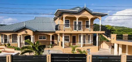 Cozy Family Villa with Jacuzzi and Pool in Carnbee, Tobago