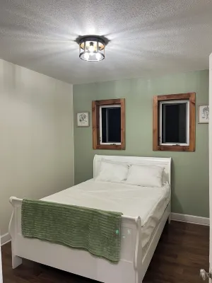 Charming 2-bedroom, 1-bath apartment just blocks from Waldorf University. Hotels in Forest City