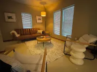 Cozy 2-bedroom apartment in Warren with AC, WiFi Hotels in Warren