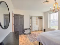 Luxury Lakeview Condo - Walk to Shops & Dining レーンジリーのホテル