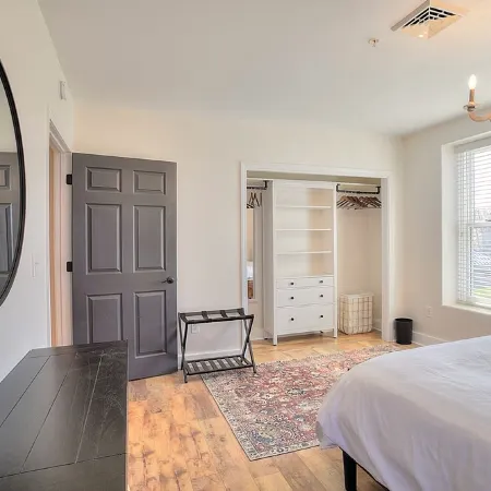 Luxury Lakeview Condo - Walk to Shops & Dining Отели в г. Рейнджели