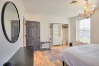 Luxury Lakeview Condo - Walk to Shops & Dining