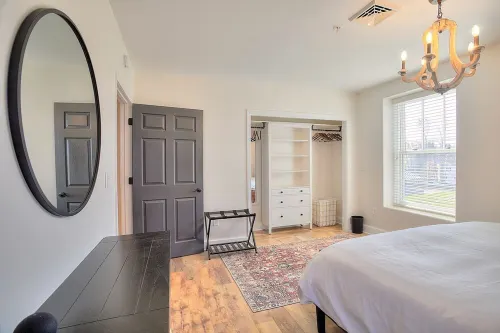 Luxury Lakeview Condo - Walk to Shops & Dining