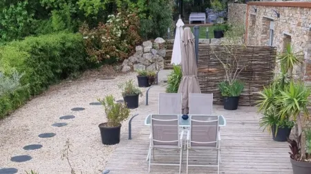 Quiet apartment with swimming pool