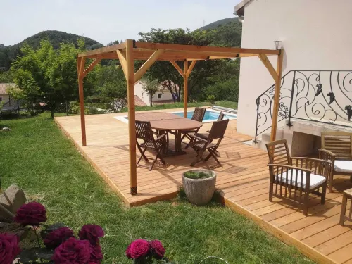 Detached house (120m²) with swimming pool, wood-burning stove, in quiet neighborhood.