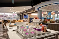 Tru by Hilton Chicopee Springfield - breakfast