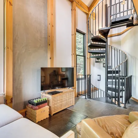 Hot Tub & Mtn Views: Modern Old Fort Hideaway!
