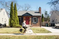 2BR with Pretty Art and Cinema Reclining Couches