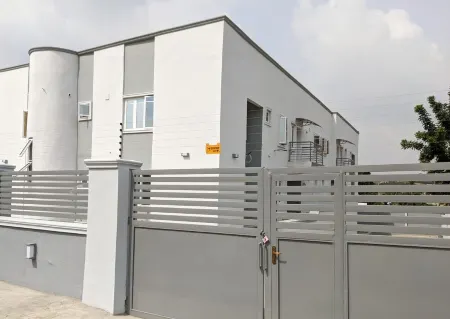 Tastefully furnished home in quiet, secure and accessible community in Bodija A1 Отели рядом с достопримечательностью «ИИТА Форест Сентер»