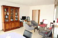 Calme et Élégant 3 Pièces Tout Confort, Avec Terrasse et Jardin Hotels in Maisons-Alfort