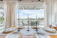 Totally Beachin Getaway by AvantStay Waterfront