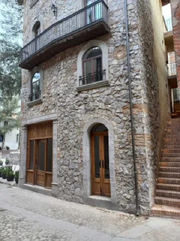 Charming 2-bedroom apartment in wonderful Val'Quirico with WiFi. Pet Friendly.