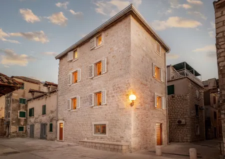 Luksuzno Opremljena Autohtona Kamena Kuća Smještena sa Wellnes/spa Sadržajem