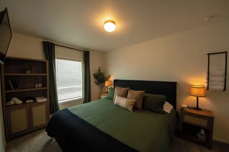 The Green House - 3 King beds, 2 Bathrooms in Yuma AZ