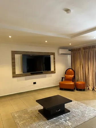 Luxury Whole House Отели рядом с достопримечательностью «Ejimax Store»