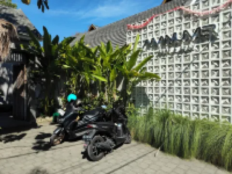 Manuver Surf and Stay Uluwatu Bali Hotel berhampiran SANGGAR TARI BALI QUI ART