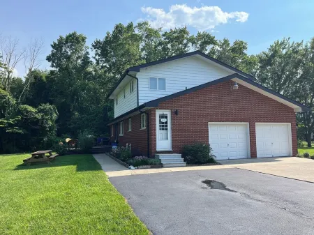 Private 4 bedroom home in Bridgman offers a cozy retreat & best of  town life.