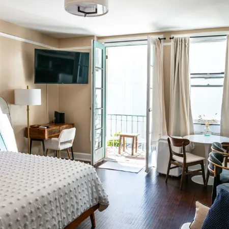 Chic Condo w Parking, AC and Steps to Beach and Convention Center