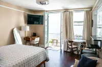 Chic Condo w Parking, AC and Steps to Beach and Convention Center