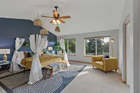 1/2 Acre Retreat: 100" TV, Open layout Navy Base and Six Flags Great America